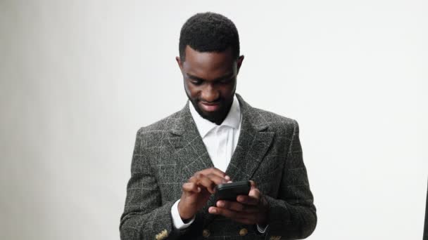 Egy Afro Amerikai Férfi Tartja Okostelefonját Üzleti Híreket Olvas Üzleti — Stock videók