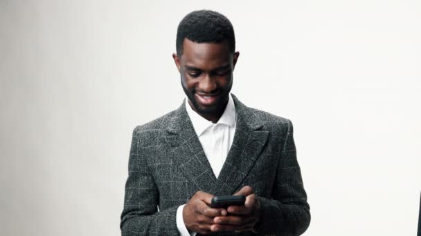 Afroameričan Držící Telefon Usmívající Mladý Obchodník Vysoce Kvalitní Záběry — Stock video
