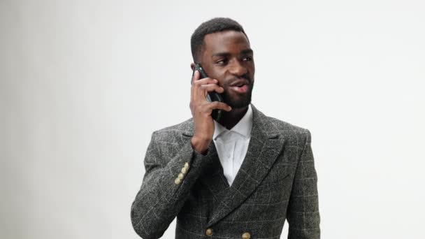 Αφρο Αμερικανός Άντρας Μιλάει Στο Τηλέφωνο Και Γελάει Φιλική Συζήτηση — Αρχείο Βίντεο