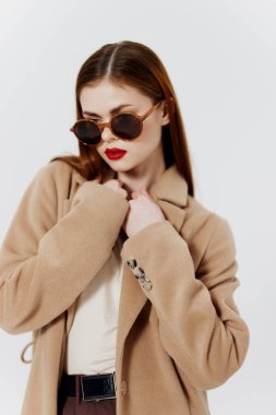 Katalog fotoğrafçılığı tasarımcı kıyafetleri için bir kavramdır. Gözlüklü ve ceketli genç kız. Yüksek kalite fotoğraf