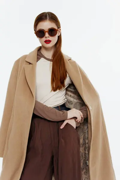 Hele Koukni Velkolepý Elegantní Ženský Model Kabátě Pózuje Bílém Pozadí — Stock fotografie