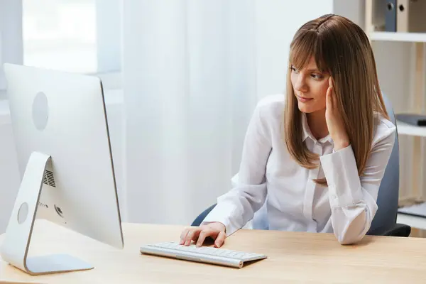 Konzentrierte Bezaubernde Blonde Geschäftsfrau Tippt Antwort Für Antwort Auf Den — Stockfoto