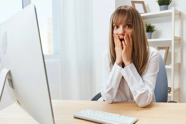 Spännande Upprörd Bedårande Blond Affärskvinna Arbetstagare Touch Haka Båda Händerna — Stockfoto