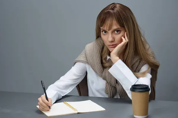 Linda Joven Estudiante Rubia Freelancer Suéter Caliente Escritura Carta Recline —  Fotos de Stock