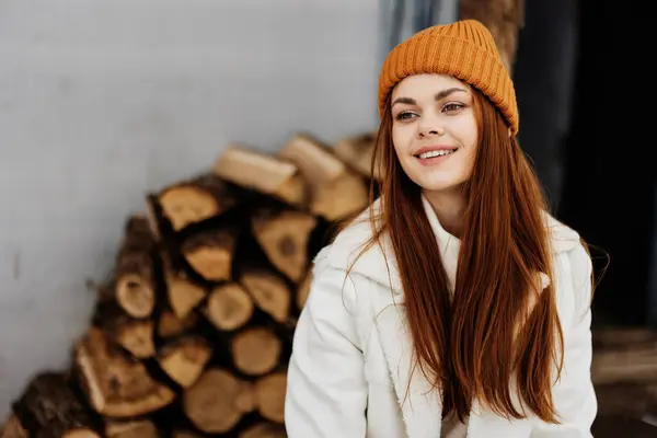 Glückliche Junge Frau Brennholz Für Den Ofenpreis Natur Rest Winterurlaub — Stockfoto