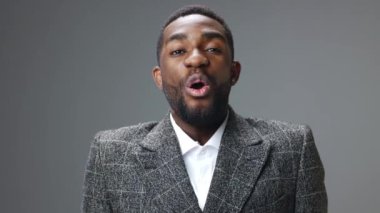 Afrikalı Amerikalı adam kameraya yakından bakarak ağzı açık kaldığı için şaşırdı ve memnun oldu. Yüksek kalite 4k görüntü