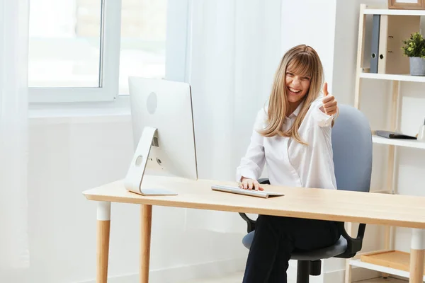 Happy Cieszył Uroczy Blond Bizneswoman Pracownik Freelancer Spojrzeć Aparat Pokazać — Zdjęcie stockowe