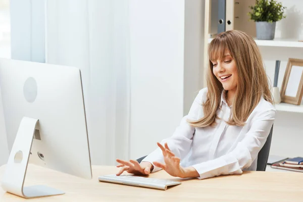 Happy Smiling Adorable Blonde Businesswoman Typing Answer Client Look Aside — Stock Photo, Image