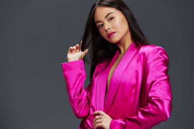 Güzel bir kadın pembe mini elbise giyip stüdyo modeli oluyor. Yüksek kalite fotoğraf