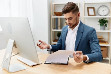 Yönetici bilgisayar masaüstü çalışma özgüven kağıt klasörü Gri arkaplan. Yüksek kalite fotoğraf