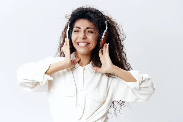 Sonriente Rizado Hermosa Mujer Latina Escuchar Lista Reproducción Fresca Los —  Fotos de Stock