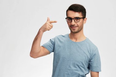 Yakışıklı adam el hareketi tişörtü gözlüklü yaşam biçimli manzara. Yüksek kalite fotoğraf