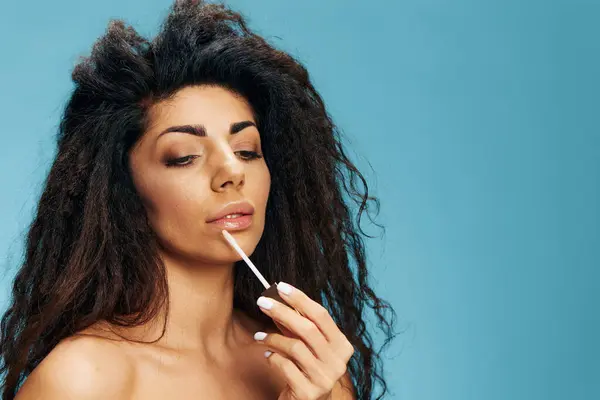 Begreppet Läppförstoring Pretty Tanned Curly Latin Woman Putting Lipstick Looking — Stockfoto