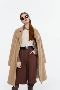 Beyaz bir arka planda poz veren parlak, zarif bir kadın model. Moda tasarımcıları ve sergi salonları için pankart. Yüksek kalite fotoğraf