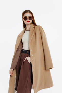 Beyaz arka planda poz veren ceketli zarif bir kadın model. Moda tasarımcıları ve sergi salonları için pankart. Yüksek kalite fotoğraf