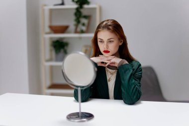 Masadaki üzgün, düşünceli, yorgun genç, kızıl saçlı kadın hayatta zor bir karar vermeyi düşünüyor. Hayat sorunları, krizler, tükenme konsepti. Yüksek kalite fotoğraf