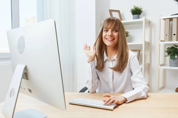 Glimlachende Vrolijke Schattige Blonde Zakenvrouw Werknemer Freelancer Kijken Naar Camera — Stockfoto