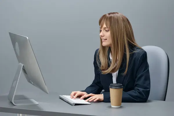 Millennial Blond Affärskvinna Arbetare Blå Jacka Med Hjälp Stationär Dator — Stockfoto