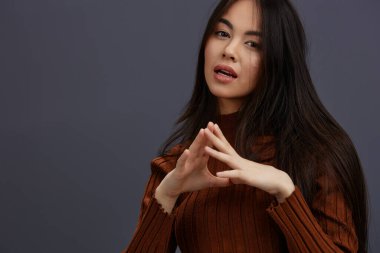 Esmer, eğlenceli kahverengi süveter, günlük giysi stüdyo modeli pozu. Yüksek kalite fotoğraf