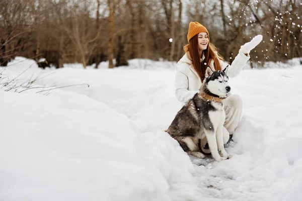 Cheerful Woman Winter Walk Outdoors Friendship Winter Holidays High Quality — Stock Photo, Image