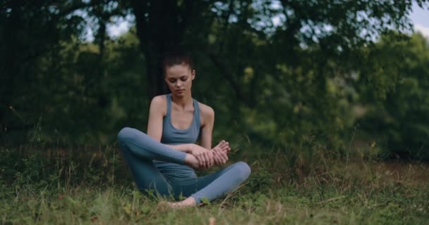 Женщина Спортивной Форме Складывает Ноги Позе Лотоса Медитации Сфокусированное Лицо — стоковое видео