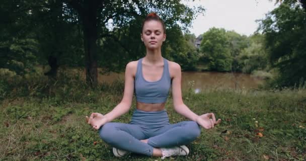 Woman Meditating Lotus Pose While Performing Low Yoga Asana Outdoors — Stock Video