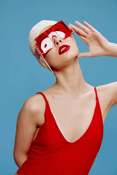 Tiro Moda Verão Uma Senhora Sofisticada Lábios Vermelhos Uma Touca — Fotografia de Stock