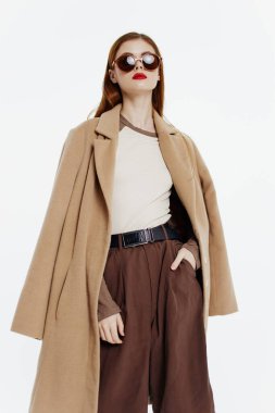 Beyaz arka planda poz veren ceketli zarif bir kadın model. Moda tasarımcıları ve sergi salonları için pankart. Yüksek kalite fotoğraf