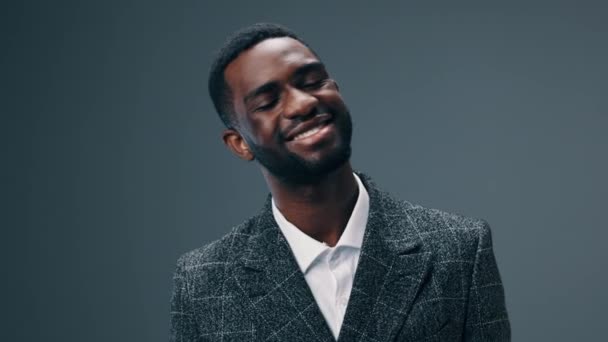 Pebisnis Afrika Amerika Menggelengkan Kepala Dan Tersenyum Mengikuti Irama Musik — Stok Video