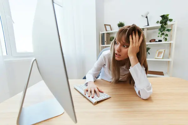 震惊的金发碧眼的女商人在报告中犯下了一个巨大的错误 看看坐在现代办公室工作场所的屏幕斜倚 不快乐的员工在网上的电脑上工作 提供支持服务 — 图库照片