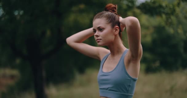 Woman Outdoors Park Stretching Pumping Her Back Leg Muscles Green — Stock Video