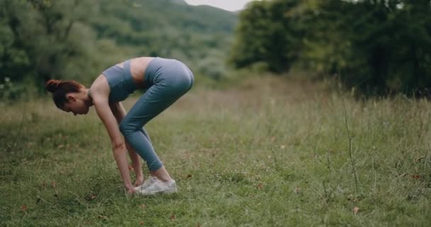 Uma Mulher Livre Parque Exercita Alongamento Aquece Músculos Das Costas — Vídeo de Stock