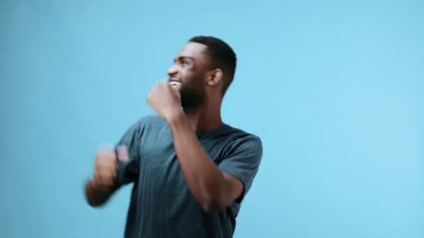 Hombre Afroamericano Bailando Con Música Alegre Sonriendo Una Camiseta Azul — Vídeo de stock