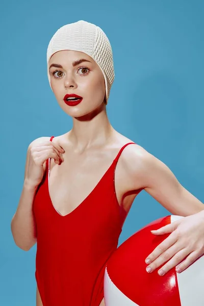 赤い水着の水泳帽子の少女がボールを持ってポーズ 高品質の写真 — ストック写真