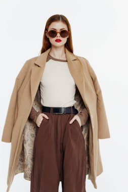 Beyaz arka planda poz veren ceketli zarif bir kadın model. Moda tasarımcıları ve sergi salonları için pankart. Yüksek kalite fotoğraf