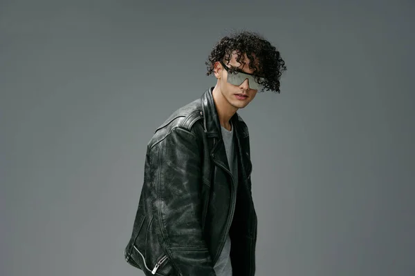 Stylish Tanned Curly Man Leather Jacket Trendy Mirror Sunglasses Posing — Stock Photo, Image