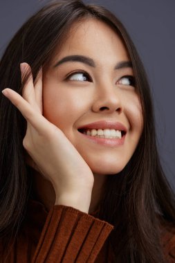 Portre kadın kahverengi süveter göz alıcı gülümseme moda yaşam tarzı. Yüksek kalite fotoğraf