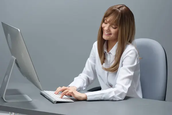 Glückliche Hübsche Blonde Geschäftsfrau Freiberuflerin Mit Desktop Computer Chat Mit — Stockfoto