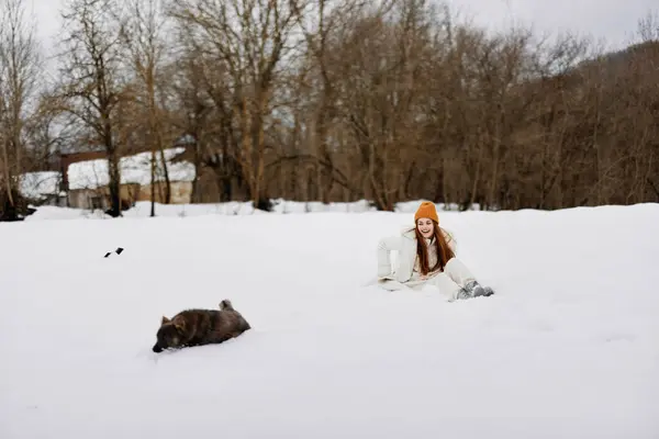 Giovane Donna Felice All Aperto Campo Inverno Piedi Con Cane — Foto Stock