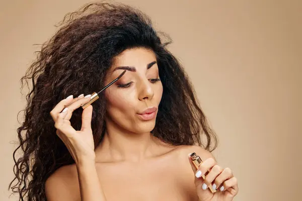 Conceito Sensação Makeup Animado Feliz Incrível Encaracolado Latina Senhora Segurar — Fotografia de Stock