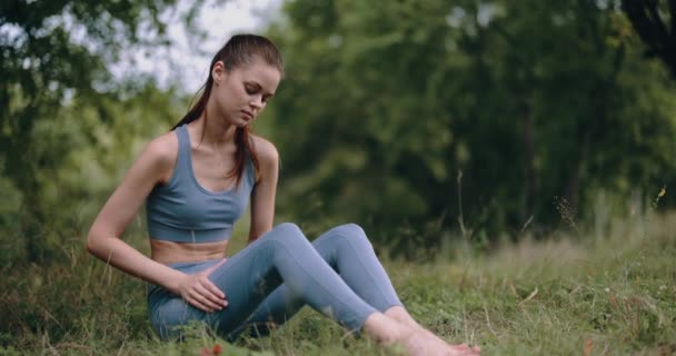 Una Donna Che Massaggia Muscoli Delle Gambe Nel Parco Dopo — Video Stock