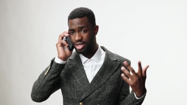 Empresário Afro Americano Falando Irritante Rancorosamente Telefone Contra Uma Parede — Vídeo de Stock