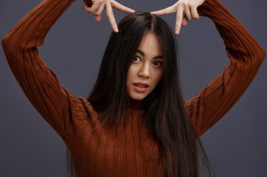 Portre kadını kahverengi kazak giyip eğleniyor. Yüksek kalite fotoğraf