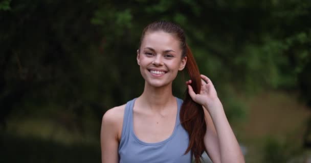 Mujer Joven Toca Pelo Coqueteando Sonríe Una Dulce Sonrisa Mirando — Vídeo de stock