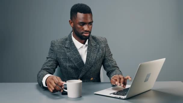 Feliz Hombre Afroamericano Trabajando Portátil Oficina Escritorio Bebiendo Café Vigorizante — Vídeos de Stock