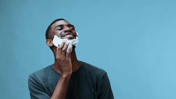 아프리카계 미국인 남자는 면도기와 배경에 클로즈업 미소와 수염을 고품질 — 비디오