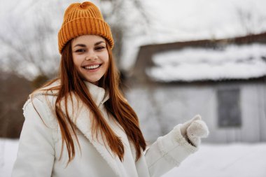 Genç kadın karlı hava, kış tatillerinde temiz hava yürüyüşü yapar. Yüksek kalite fotoğraf