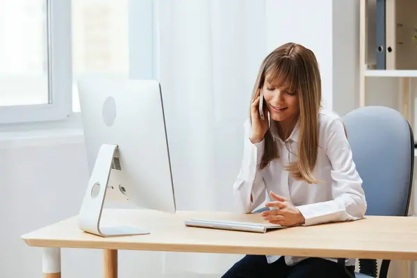 Cheerful Adorable Blonde Businesswoman Worker Freelancer Talking Client Registers Order — Stock Photo, Image