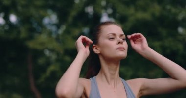 Bir sabah parkta eşofmanla koşan bir kadın ağaçların arkasında koşuyor. Bir yaşam tarzı olarak spor kavramı. Yüksek kalite 4k görüntü