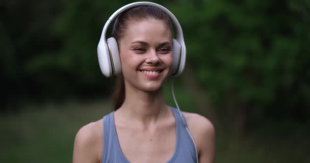 Vrouw Met Grote Witte Hoofdtelefoon Luistert Naar Haar Favoriete Muziek — Stockvideo